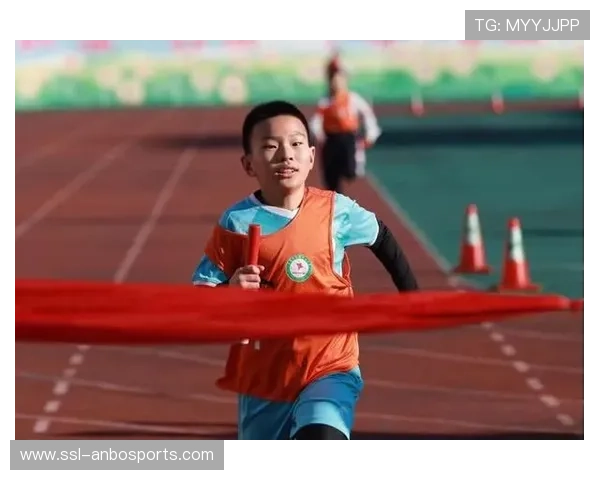 老将伍迪·奥斯汀水中救球摔倒仍坚持比赛,体育精神感动观众